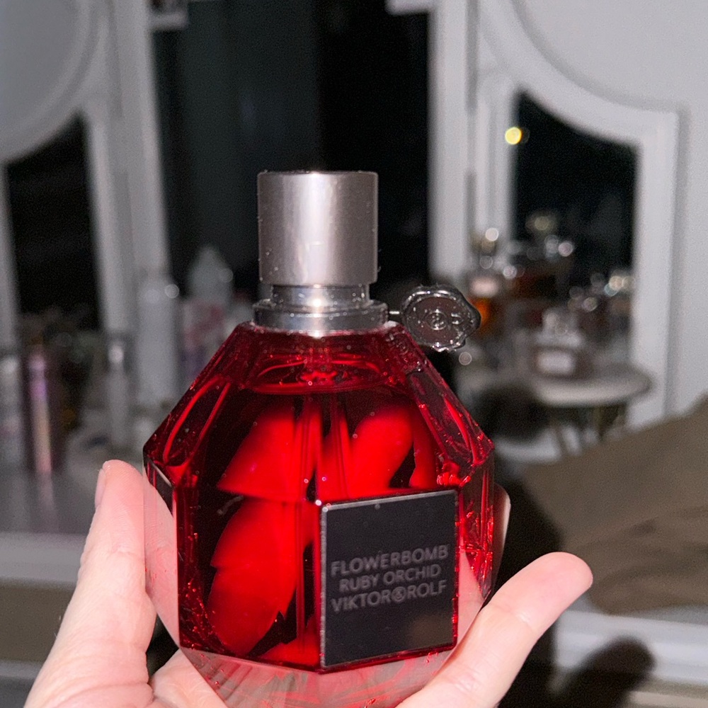 Viktor & Rolf Ruby Orchid Body Oil - Vibrant Red